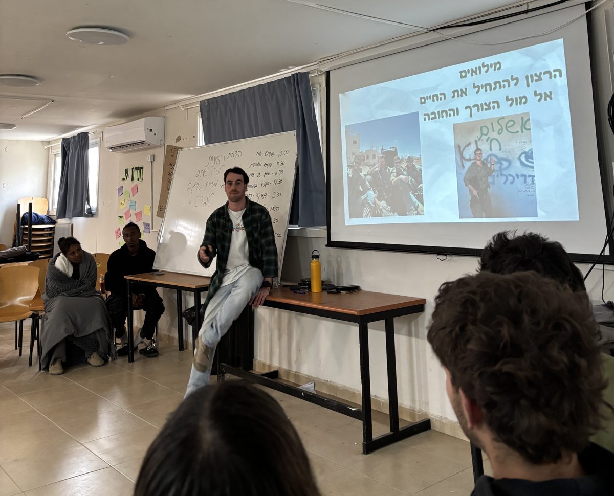 שקד מרצה בכיתה מול מצגת